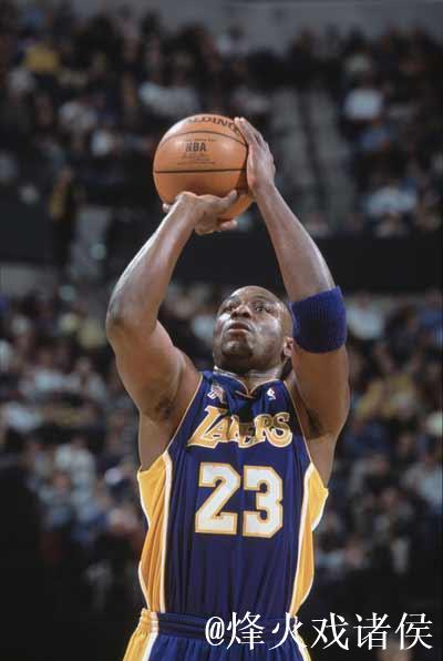 米奇全场出战16分钟,投篮10中6得到14分6篮板1助攻1抢断 米奇全场出战16分钟,投篮10中6得到14分6篮板1助攻1抢断