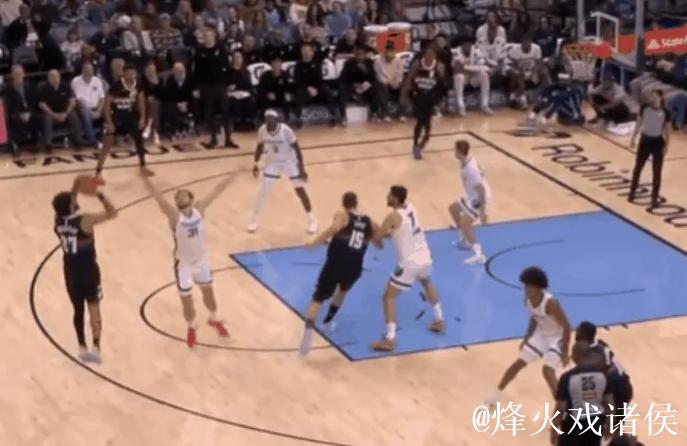 默里前三节10投6中，三分3中2砍下21分2篮板3助攻